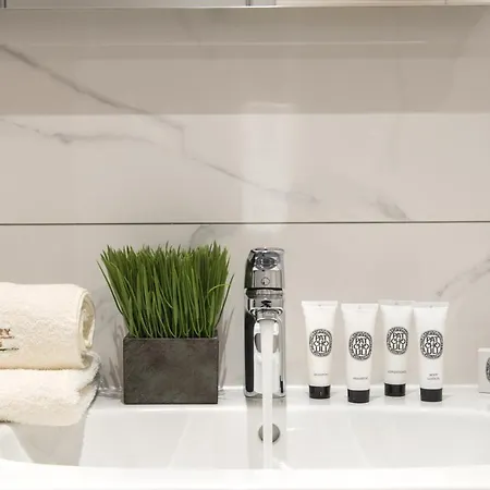 Luxury Apartment *